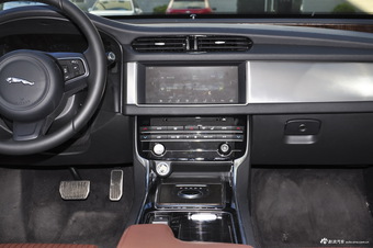 2017款捷豹XFL 2.0T自动240PS奢华版