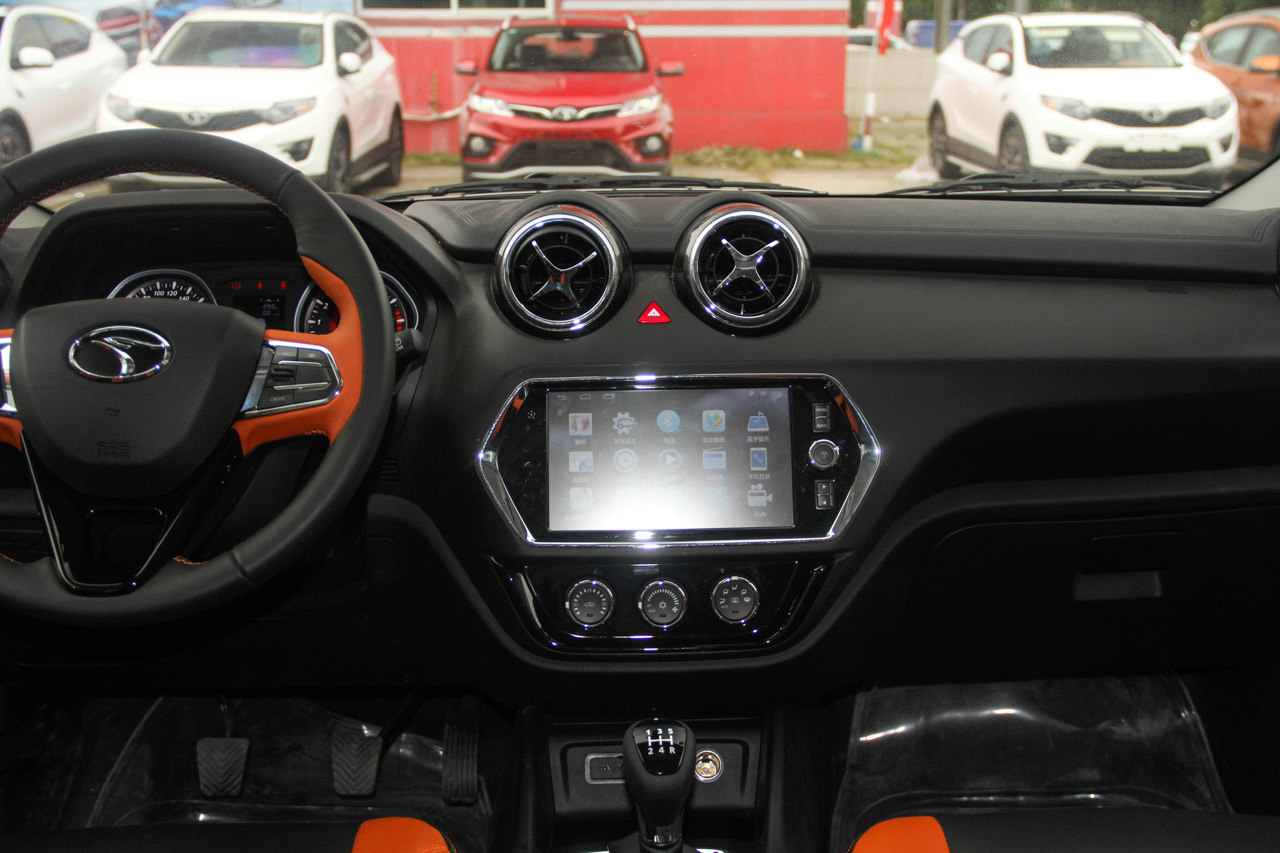 2016款东南DX3 1.5L手动劲彩版