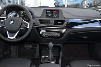 2018款宝马1系118i自动设计套装型