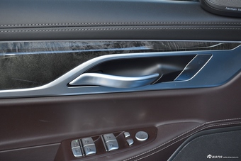2018款宝马7系730Li 2.0T自动尊享型卓越套装