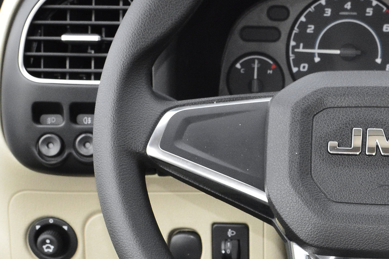 2017款特顺2.4L手动商务型短轴中顶11/12座4G69S4N