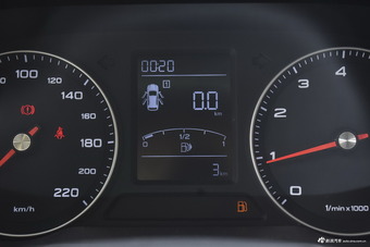 2018款荣威RX3 1.6L手动旗舰版