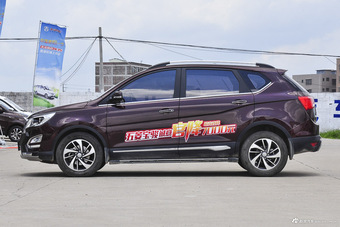 2016款宝骏560 1.8L AMT智能手动版豪华型 勃艮第红