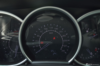 2015款众泰Z500 1.5T 手动豪华型 萨丁白