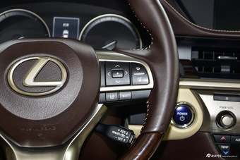 2015款雷克萨斯ES 2.5L自动300h尊贵版