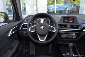 2018款宝马1系118i自动设计套装型