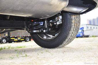 2016款众泰SR7 1.5T手动魔方之路版