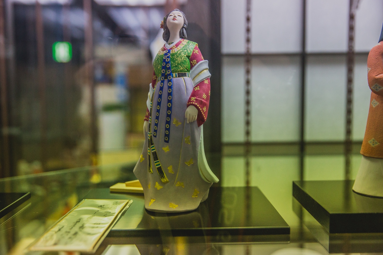 LEXUS雷克萨斯匠心之旅  博多人形 上色工艺见学