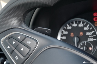 2016款奔驰威霆2.0T自动精英版 太空银