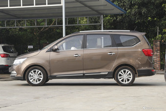 2016款宝骏730 1.5T手动舒适版 7座