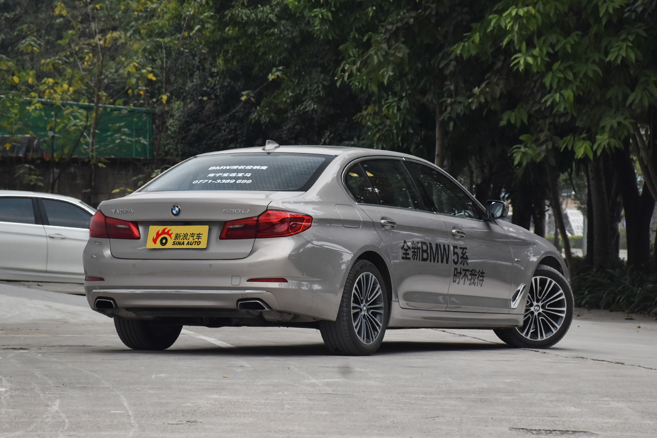 2018款宝马5系改款2.0T自动530Li尊享型豪华套装