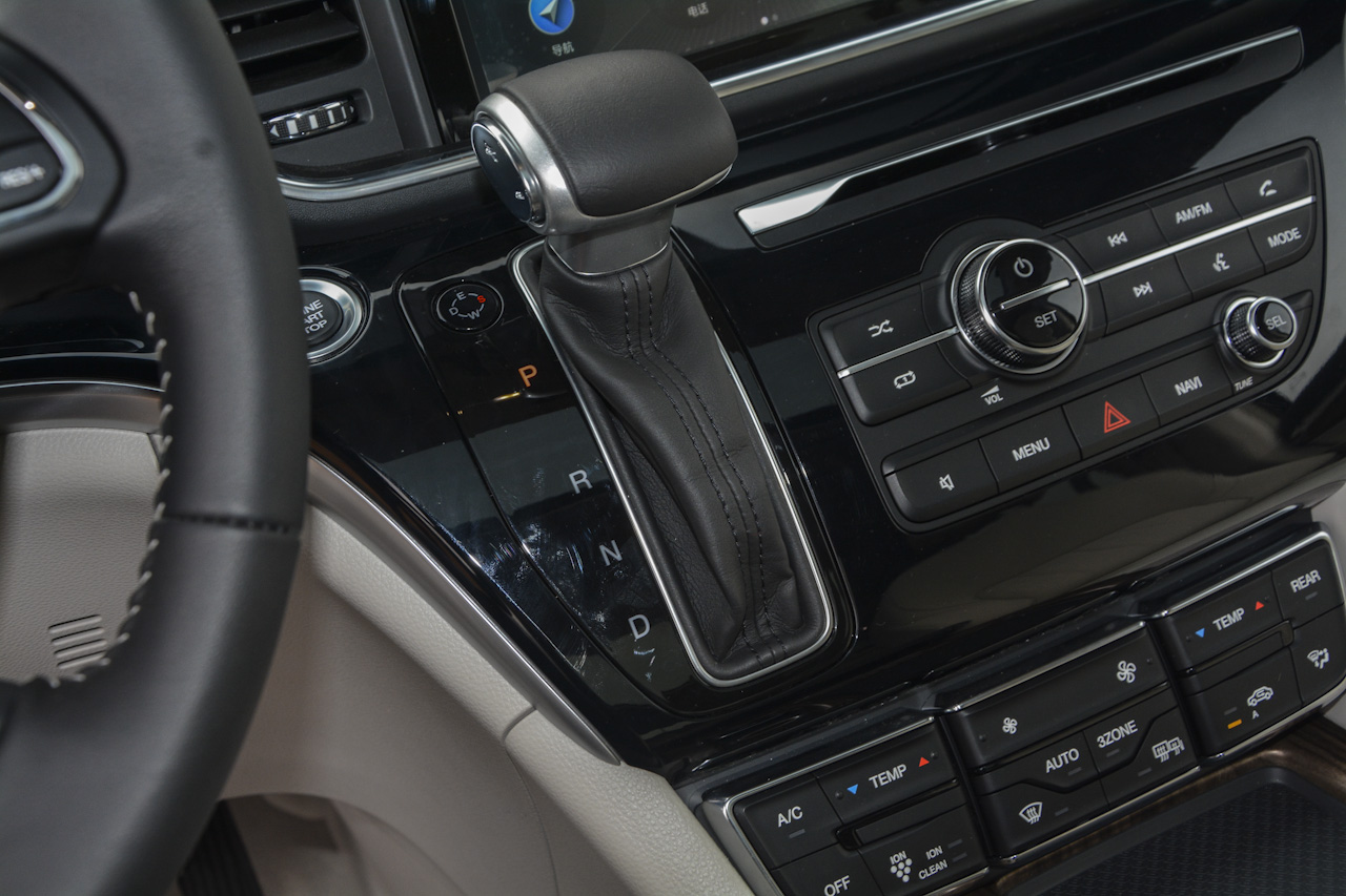 2018款传祺GM8自动320T尊贵版