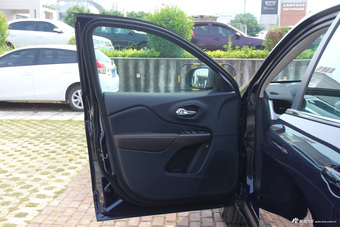 2016款自由光2.4L自动75周年致敬版