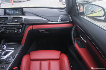 2017款宝马M4自动双门轿跑车
