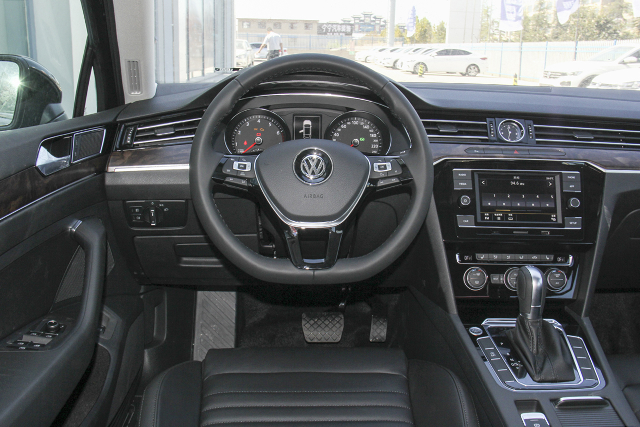 2018款迈腾改款2.0T自动380TSI DSG豪华型