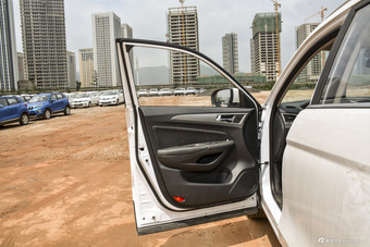 2016款长安CS75 1.8T自动尊贵型国5