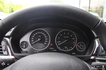 2016款宝马3系GT 320i 2.0T自动设计套装型 矿石白