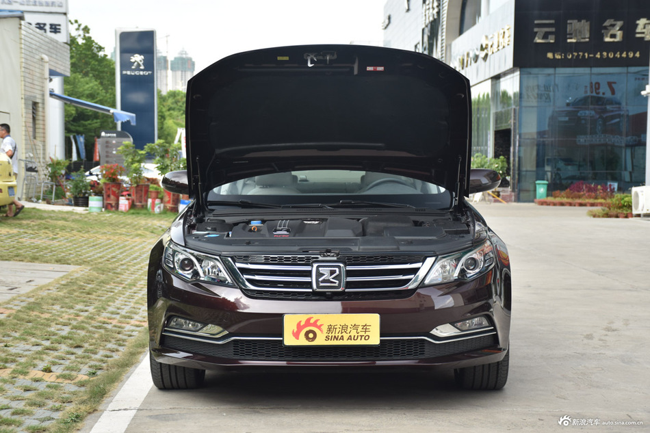 2016款众泰Z700 1.8T自动DCT豪华型 宝石红