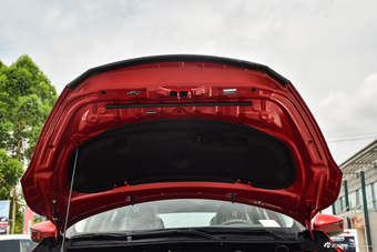 2016款蓝鸟 1.6L自动炫酷版 烈焰红