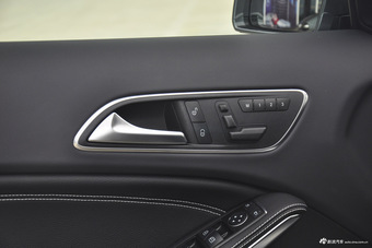 2016款奔驰GLA级 GLA200 1.6T自动时尚型