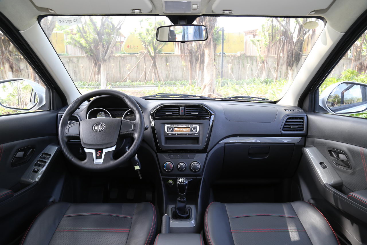 2017款启腾V60 1.5L手动舒适型