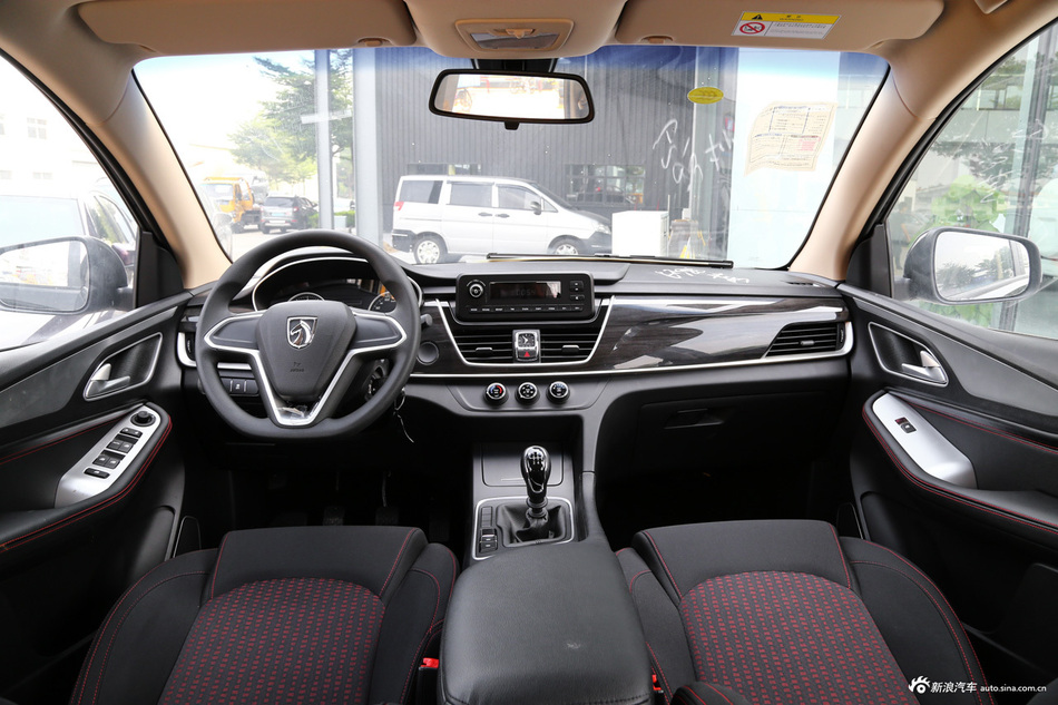 2017款宝骏560 1.5T 手动舒适型7座 