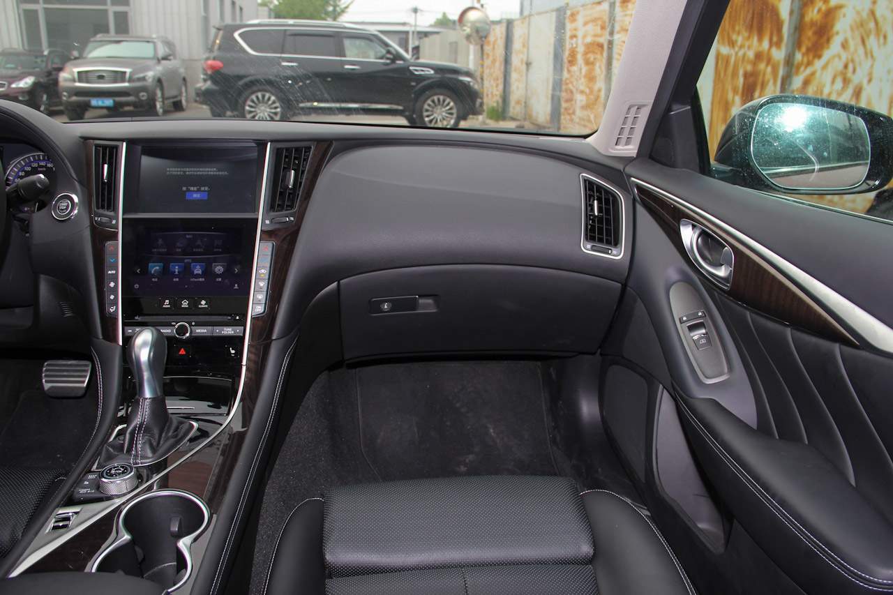 2016款英菲尼迪Q50L 2.0T自动豪华运动版