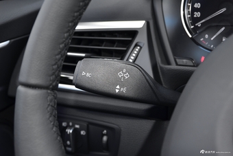 2018款宝马1系118i自动设计套装型