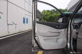 2016款风行S500 1.5L手动舒适型 闪耀金