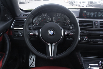 2017款宝马M4自动双门轿跑车