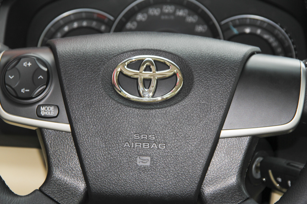 2016款凯美瑞2.0L自动十周年纪念领先版