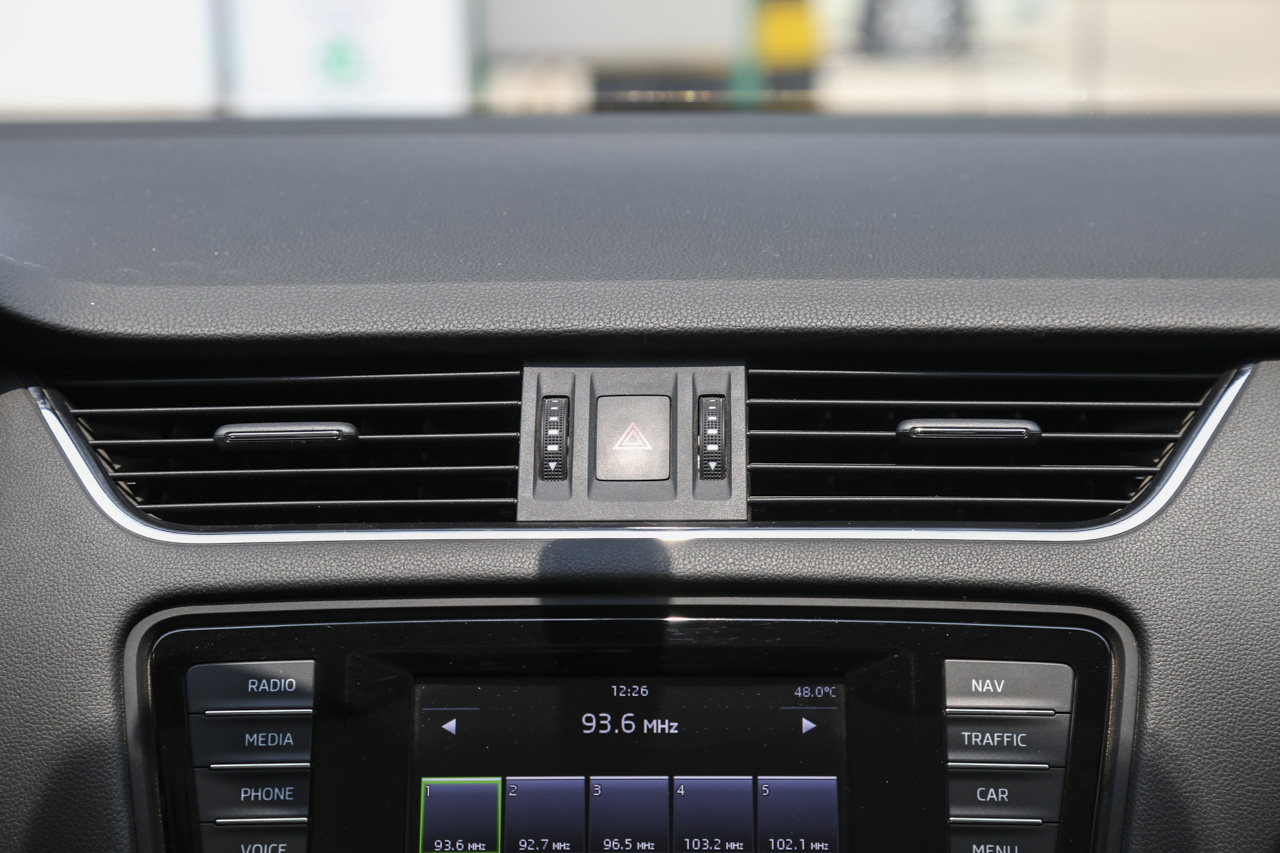 2016款明锐 1.6L手动智行版 流光金