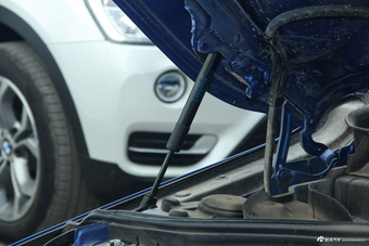 2017款宝马1系120i自动设计套装型 