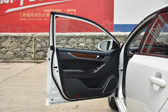 2015款众泰Z500 1.5T 手动豪华型 萨丁白