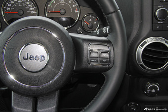 2015款牧马人3.0L自动四门舒享版Sahara