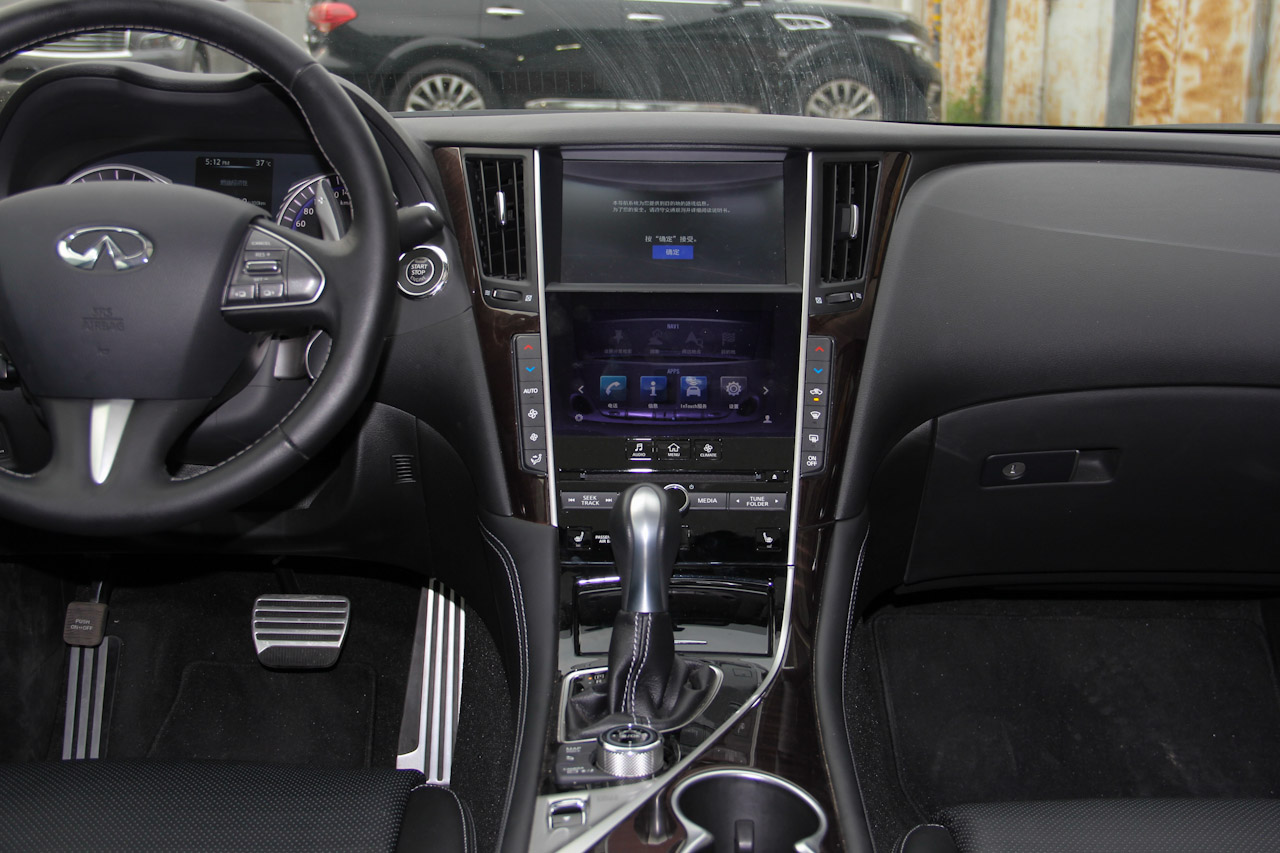 2016款英菲尼迪Q50L 2.0T自动豪华运动版