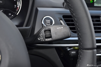 2018款宝马1系118i自动设计套装型