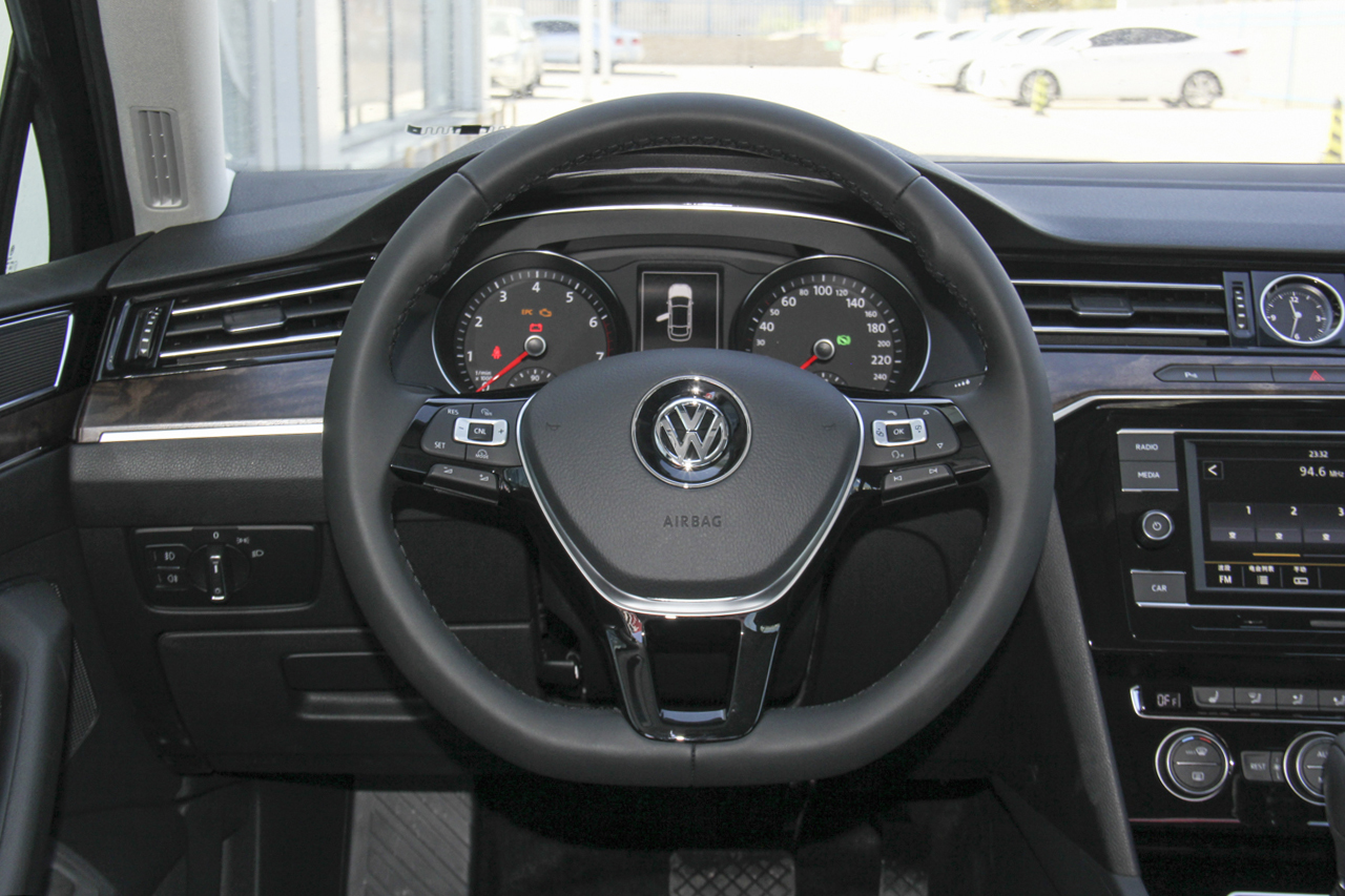 2018款迈腾改款2.0T自动380TSI DSG豪华型