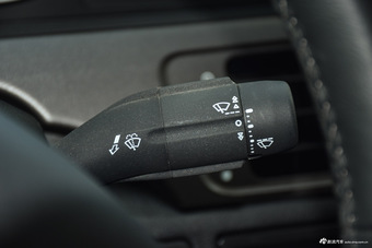 2014款荣威550S 1.8L自动智选版 温莎白