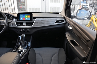 2019款宝骏730 1.5T自动DCT时尚型7座