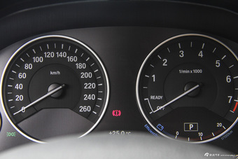 2016款宝马3系GT 320i 2.0T自动设计套装型 矿石白