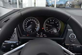 2018款宝马1系118i自动设计套装型