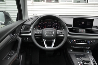 2018款奥迪Q5L 2.0T自动45 TFSI尊享时尚型