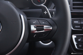 2017款宝马M4自动双门轿跑车