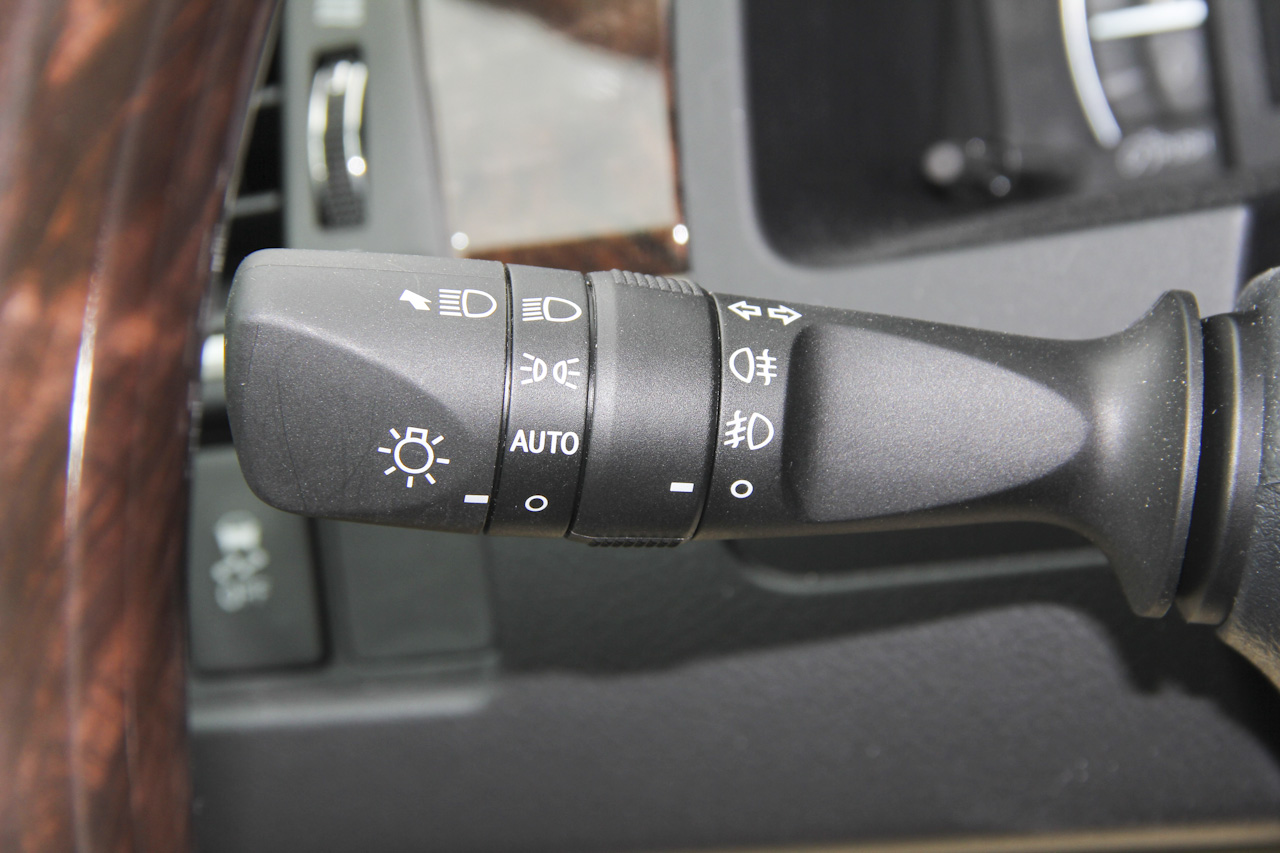 2016款凯美瑞2.0L自动十周年纪念领先版