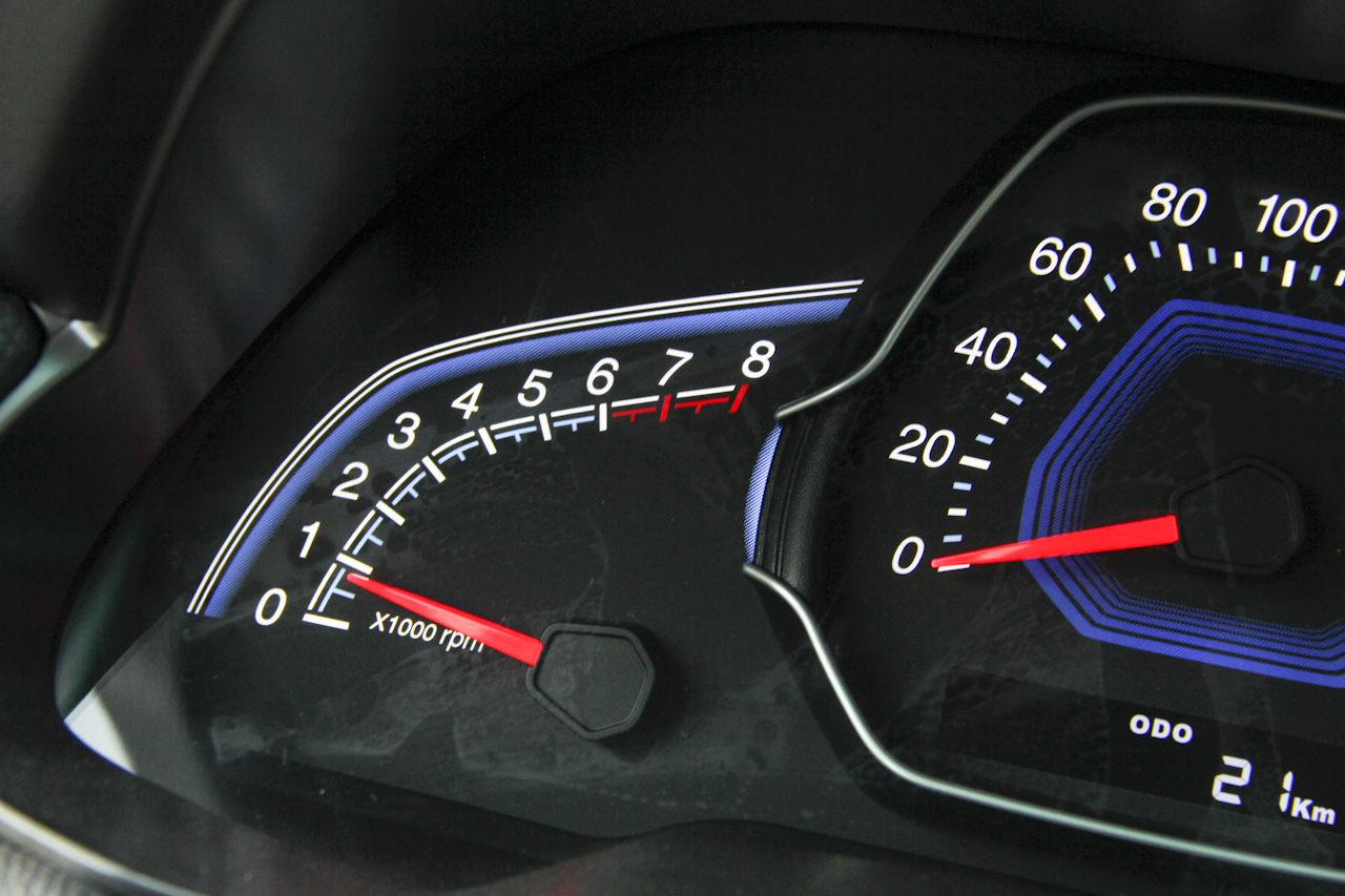 2016款锐3 1.6L手动尊享型天窗版