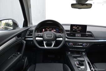 2018款奥迪Q5L 2.0T自动45 TFSI尊享运动型