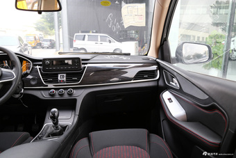 2017款宝骏560 1.5T 手动舒适型7座 