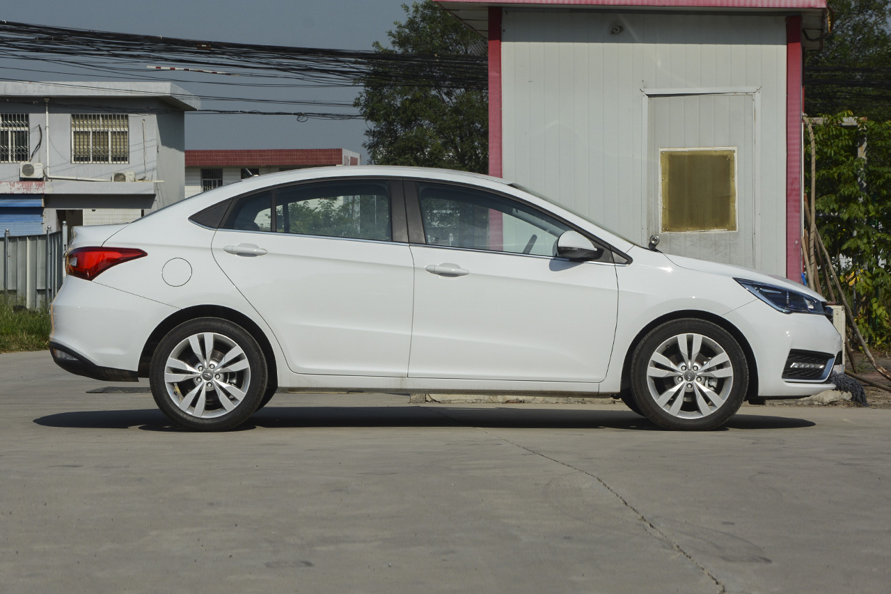 2017款艾瑞泽5 1.5L自动领潮版