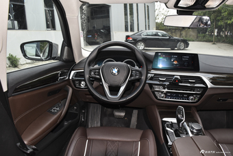 2018款宝马5系改款2.0T自动530Li尊享型豪华套装